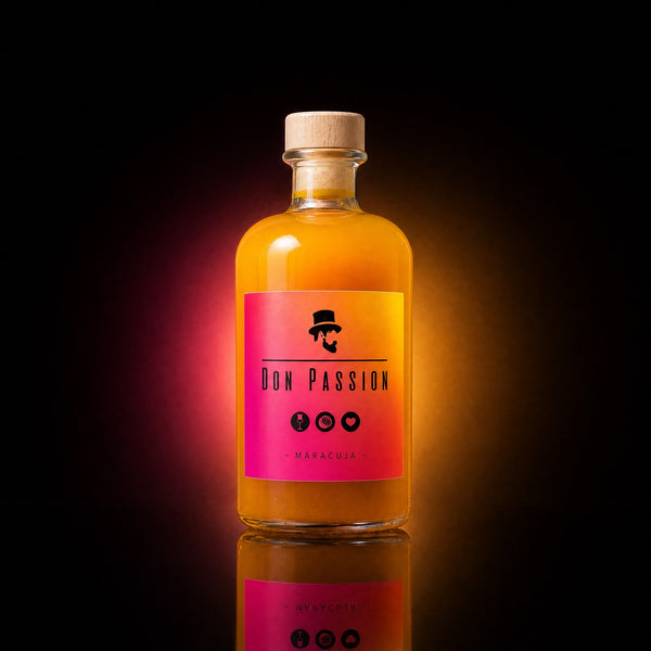 Don Passion Maracuja Limes Likör vor dunklem Hintergrund mit pink-goldenem Licht