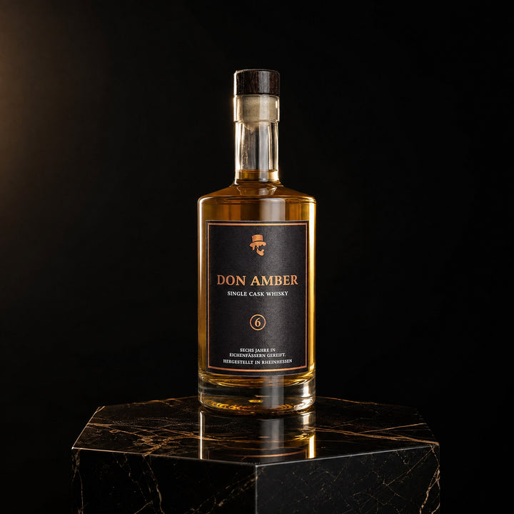Don Amber Single Cask Whisky auf schwarzem Marmorsockel