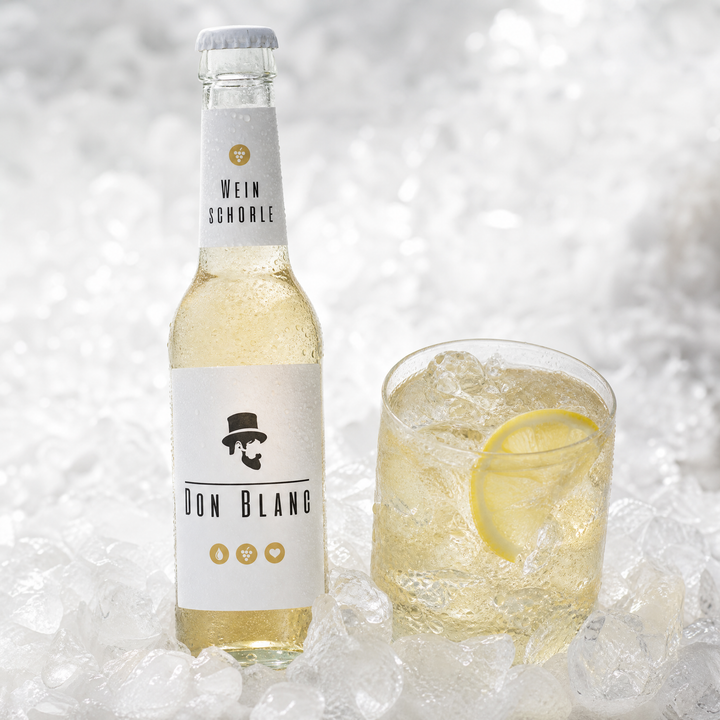 Don Blanc Weinschorle eiskalt mit Glas, Eis und Zitrone