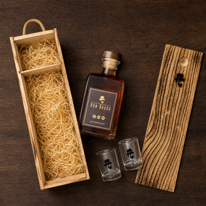 Inhalt des Geschenksets: Don Busco Flasche, zwei Shotgläser, Holzkiste mit Deckel