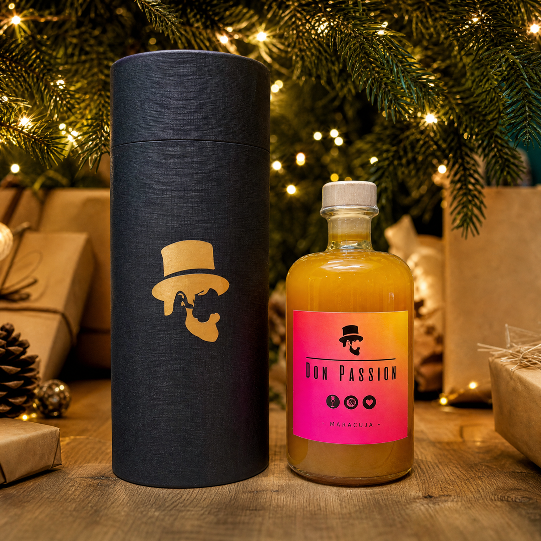 Don Passion Geschenkbox unter Tannenzweigen zu Weihnachten