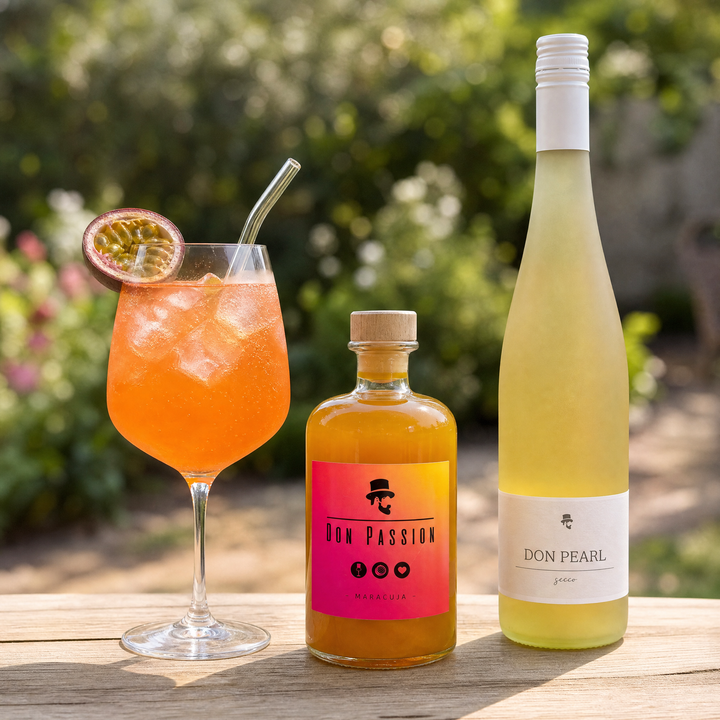 Passion Spritz im Weinglas mit Eis und Maracuja neben Don Passion und Don Pearl