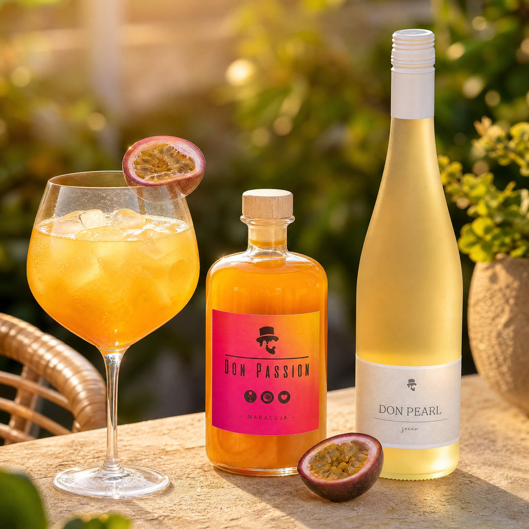 Passion Spritz im Weinglas mit Maracuja, daneben Don Passion und Don Pearl Secco