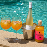 Zwei Gläser Passion Spritz am Pool mit Don Passion und Don Pearl